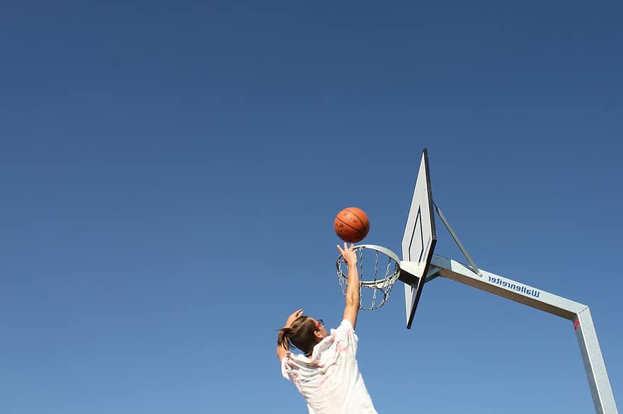 Roles en el Basquetbol: ¿Qué hacen los 5 jugadores dentro de la cancha?