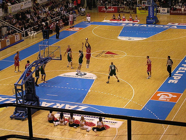 El jugador de baloncesto más alto del mundo: Descubre quién domina las alturas