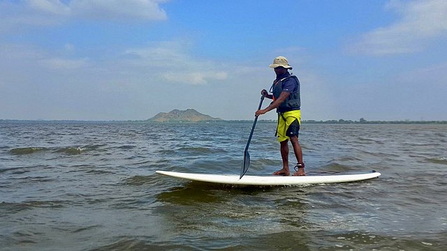 ¿Cuántos jugadores pueden participar en una partida de pádel?