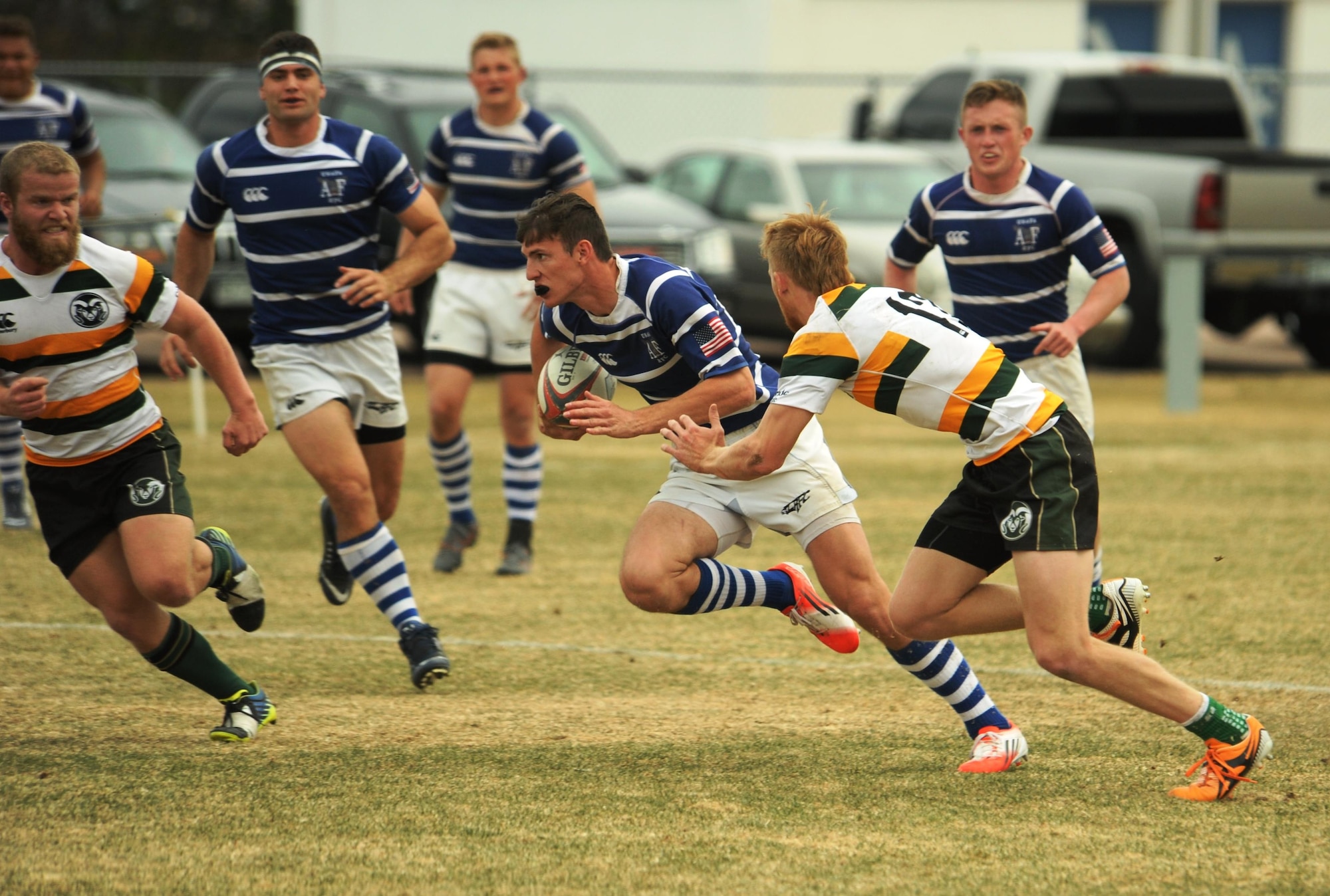 Descubre la duración del descanso en un partido de rugby.