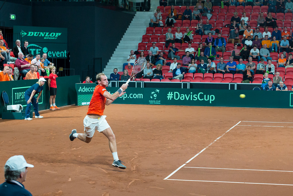 Pelota que bota más: comparativa tenis vs pádel