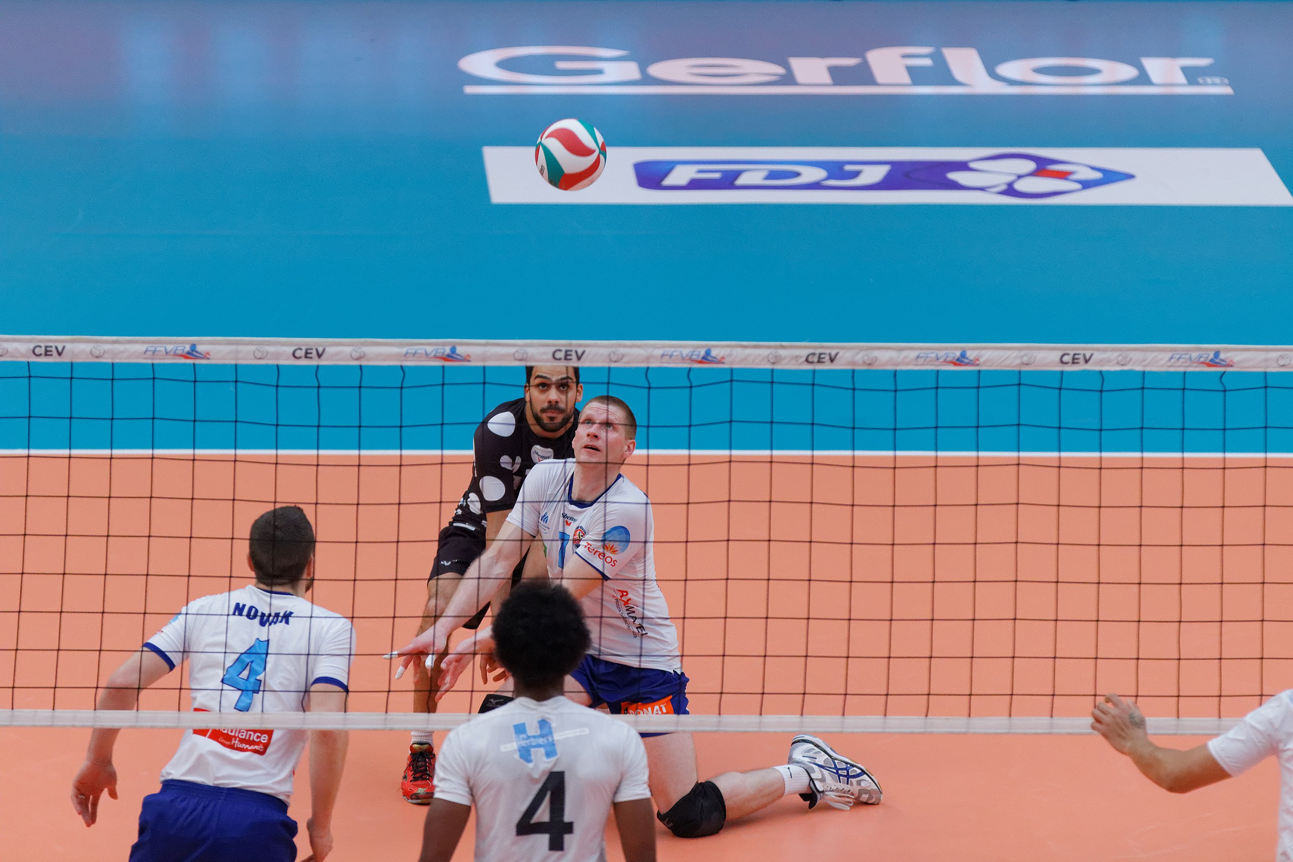 Descubriendo el color del balón de voleibol: ¿cuál es su tonalidad exacta?