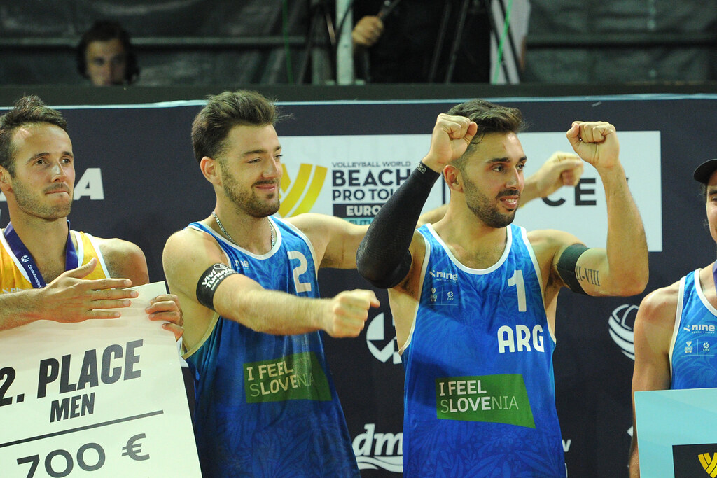 Significado y normas de las tarjetas amarilla y roja en el voleibol: ¡Todo lo que necesitas saber!